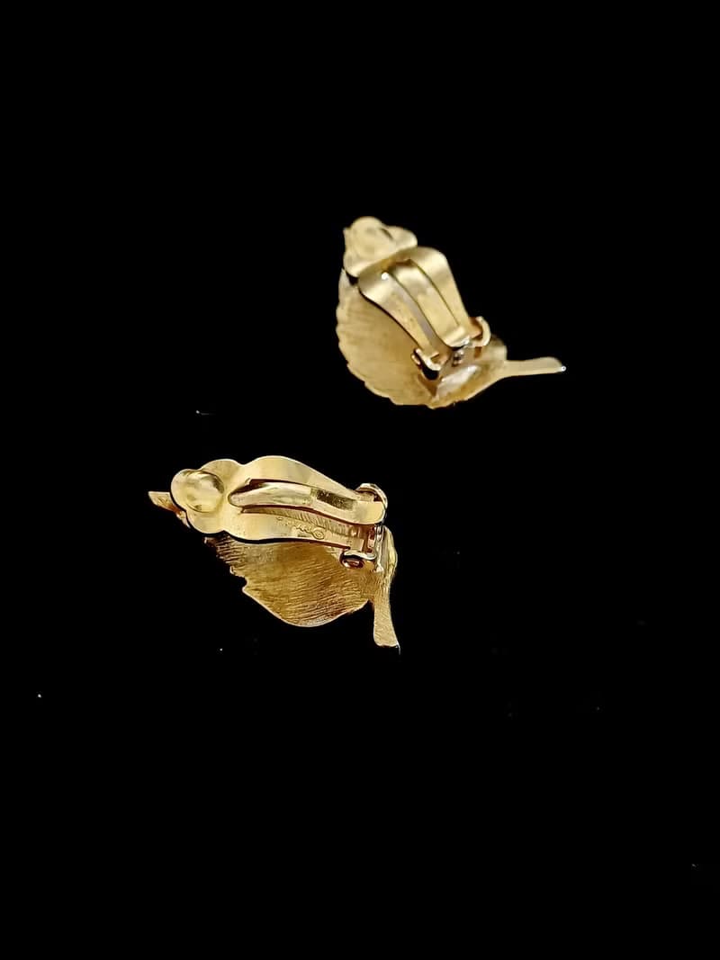 vintage jewelry Trifari 古典刷金紋葡萄葉 夾式耳環