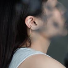 Little Details Of The Day | 擁抱的垂直線 耳骨夾 單只販售