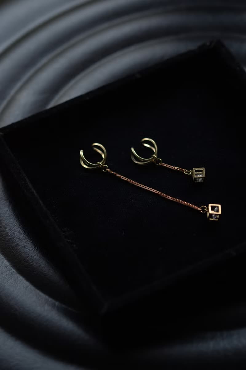 Little Details Of The Day | 擁抱的垂直線 耳骨夾 單只販售