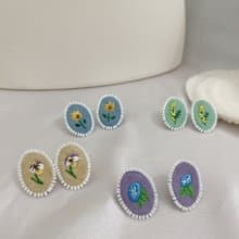 手作刺繡//蒔花耳環//可改夾式