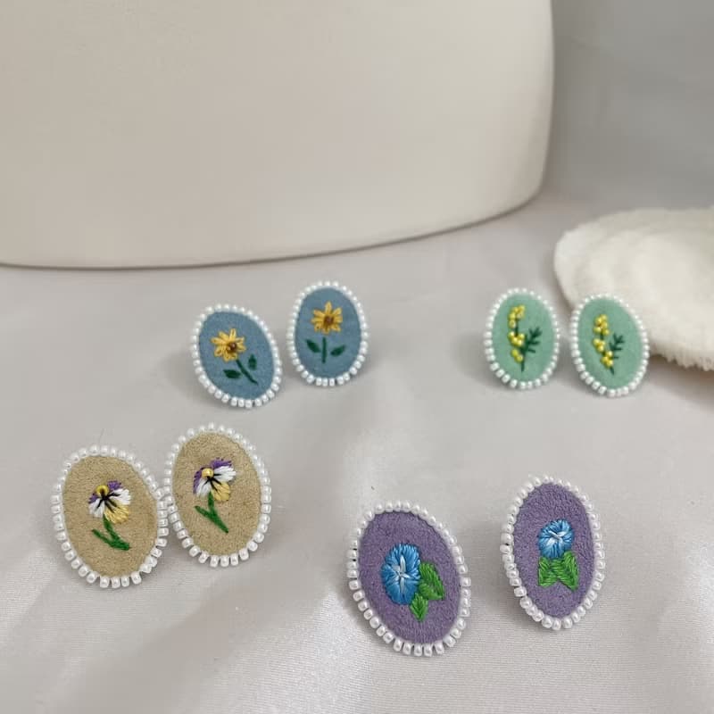 手作刺繡//蒔花耳環//可改夾式