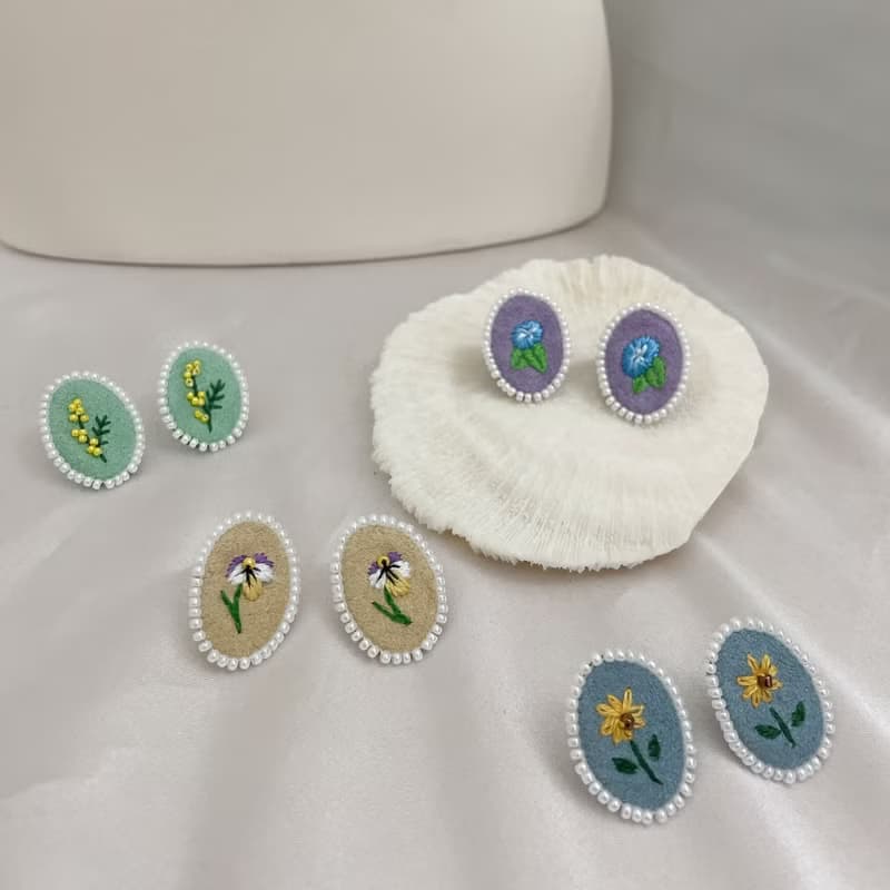 手作刺繡//蒔花耳環//可改夾式