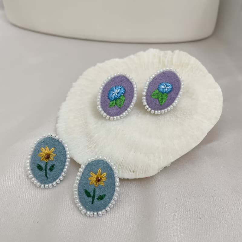手作刺繡//蒔花耳環//可改夾式
