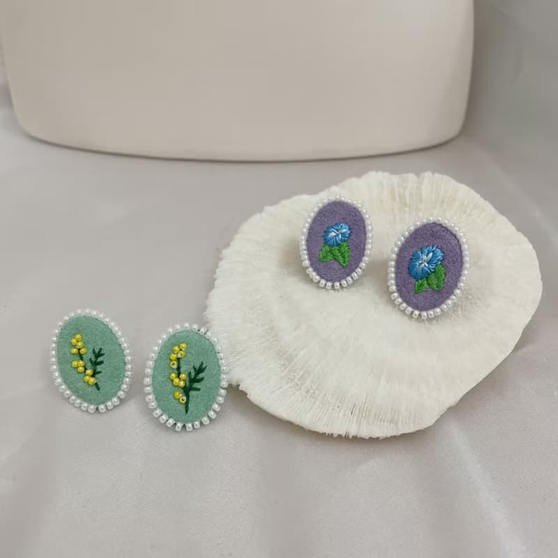 手作刺繡//蒔花耳環//可改夾式