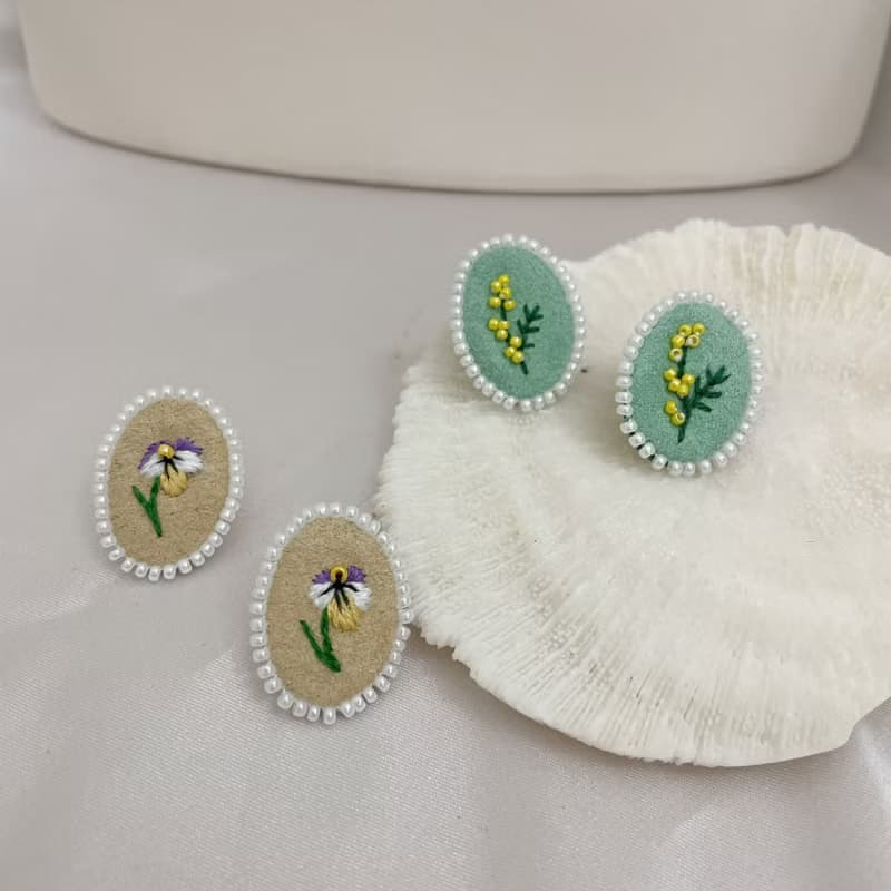 手作刺繡//蒔花耳環//可改夾式