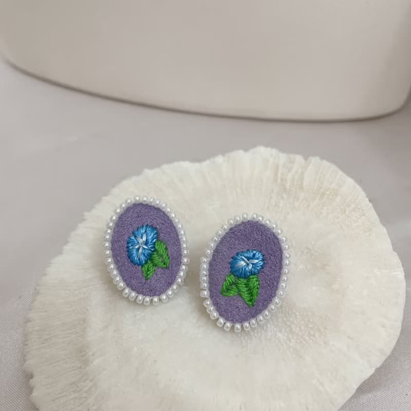 手作刺繡//蒔花耳環//可改夾式