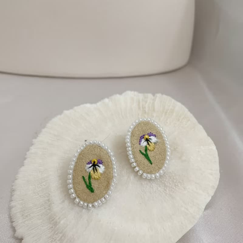 手作刺繡//蒔花耳環//可改夾式