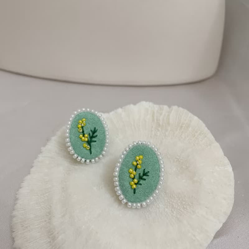 手作刺繡//蒔花耳環//可改夾式