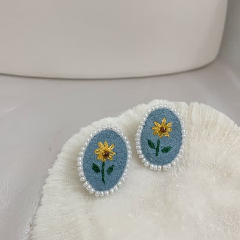 手作刺繡//蒔花耳環//可改夾式