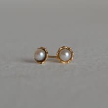 Frill Akoya Pearl Pierce