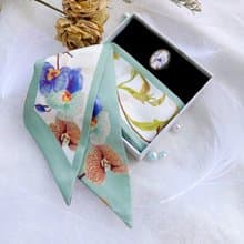 【TWILLY】素雅蘭花絲巾髮帶配絲巾扣禮盒/長絲巾 送女生禮