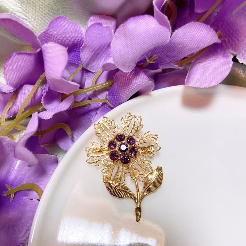 【西洋古董飾品】品味簍空花卉葉脈 紫花蕊萊茵 優雅胸章 胸針