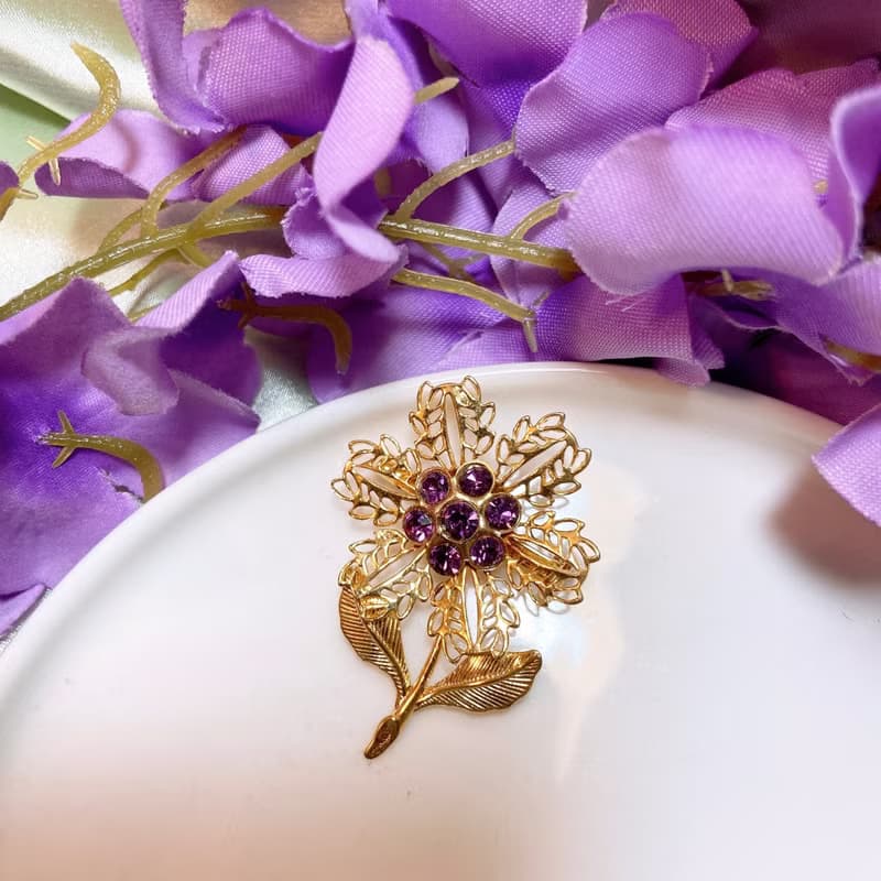 【西洋古董飾品】品味簍空花卉葉脈 紫花蕊萊茵 優雅胸章 胸針