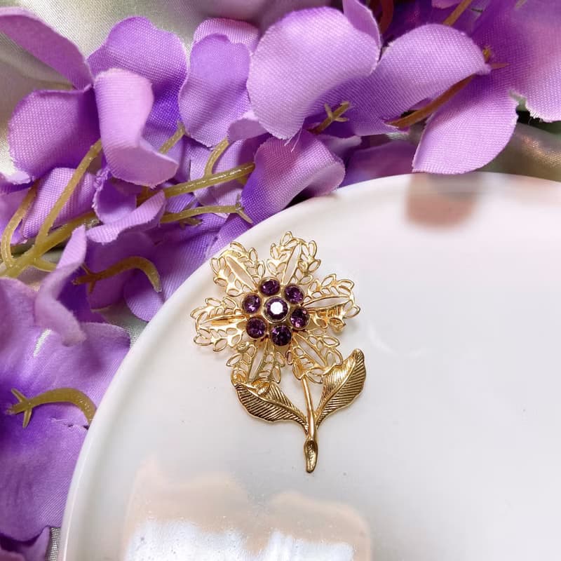 【西洋古董飾品】品味簍空花卉葉脈 紫花蕊萊茵 優雅胸章 胸針