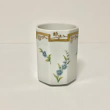 手描きの忘れな草の、八角白磁の湯呑み