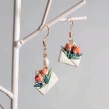 bi natural// 鬱金香愛の信封手工軟陶耳環