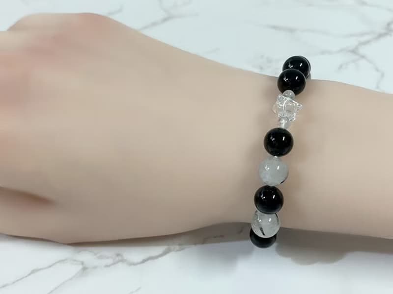 【靈魂之星。黑瑪瑙手鍊】黑髮晶、月光石、白水晶、火山石|中性
