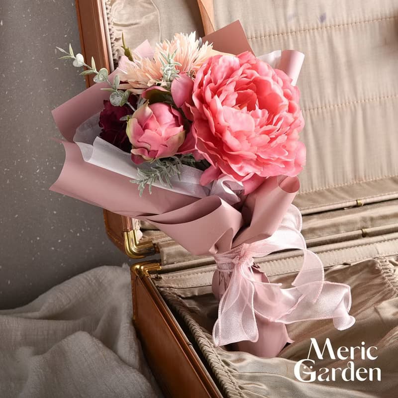 畢業花束 Meric Garden 仿真儷影紅韻牡丹玫瑰菊花束