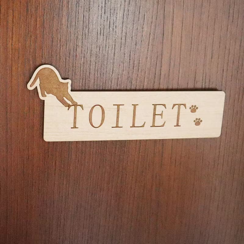 【飛びつく猫ちゃん】 【TOILET】 木製 ドアプレート トイレ ルームプレート
