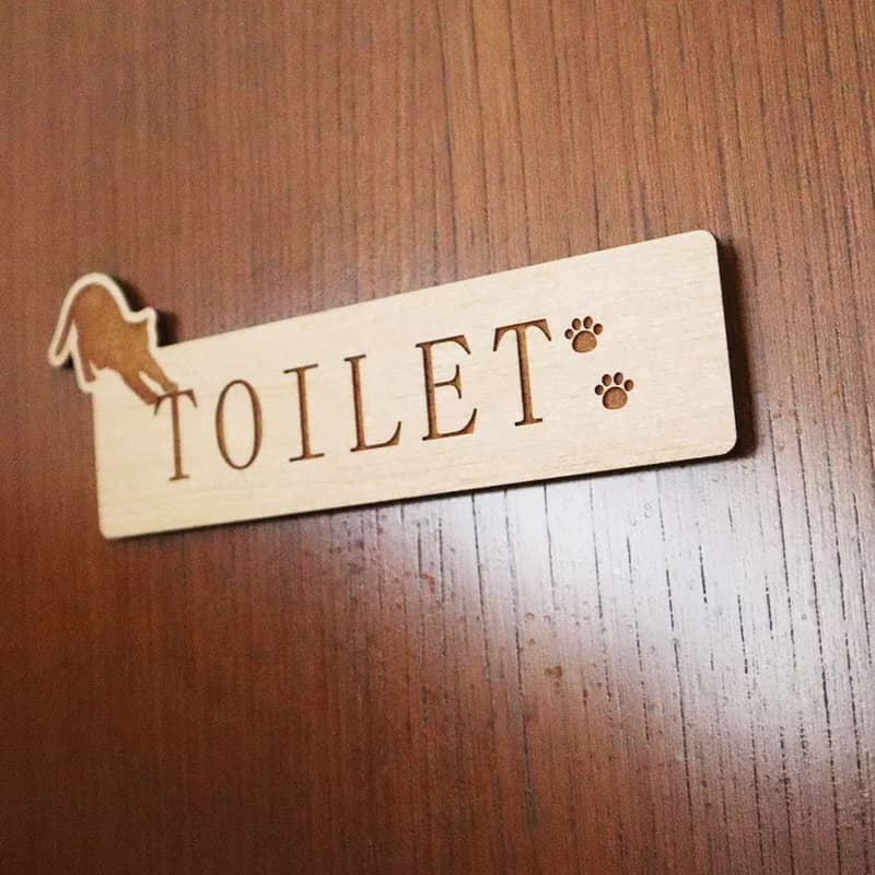 【飛びつく猫ちゃん】 【TOILET】 木製 ドアプレート トイレ ルームプレート