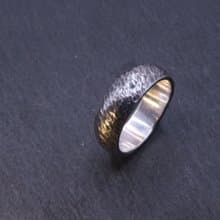 麟(黑) 純銀鍛敲戒指 - 寬版圓弧面(寬約6mm/厚約2mm)