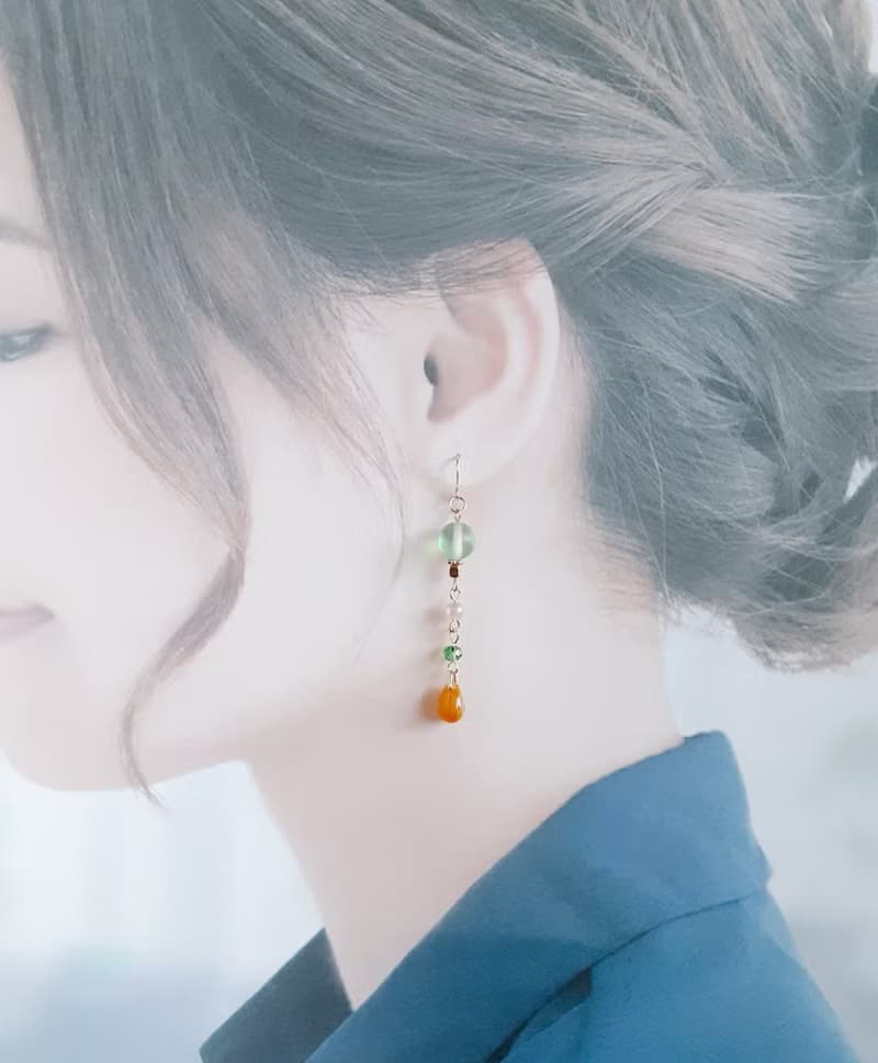 爽やか若草カラーのゆらゆらロングピアス イヤリング ルナフラッシュ しずくビーズ 揺れるデザイン プレゼント アレルギー対応ピアスに変更可能