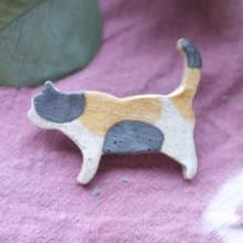 lucky cat  Three color  / ceramic brooch / handmade