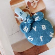 【11/14後出貨】英文字母  扭結圓型平安符袋 彌月禮物 蝴蝶結