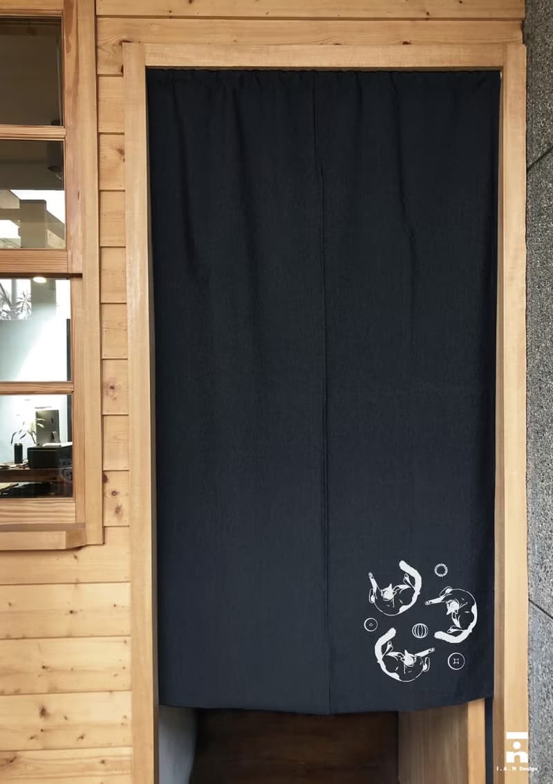 (多色款選擇) 貓伸展 - 有機棉絹印日式中門簾 Oranic Cotton