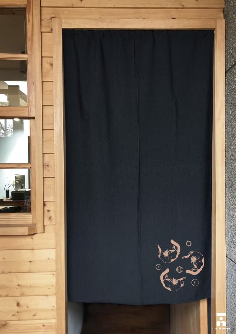 (多色款選擇) 貓伸展 - 有機棉絹印日式中門簾 Oranic Cotton
