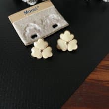 -古董白色琺瑯小花夾式耳環 MONET C711