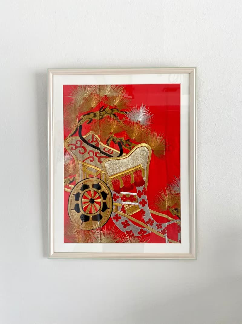 品番056　刺繍着物 和モダン 和風インテリア 御所車 プレゼント 縁起物 額装インテリア made in japan