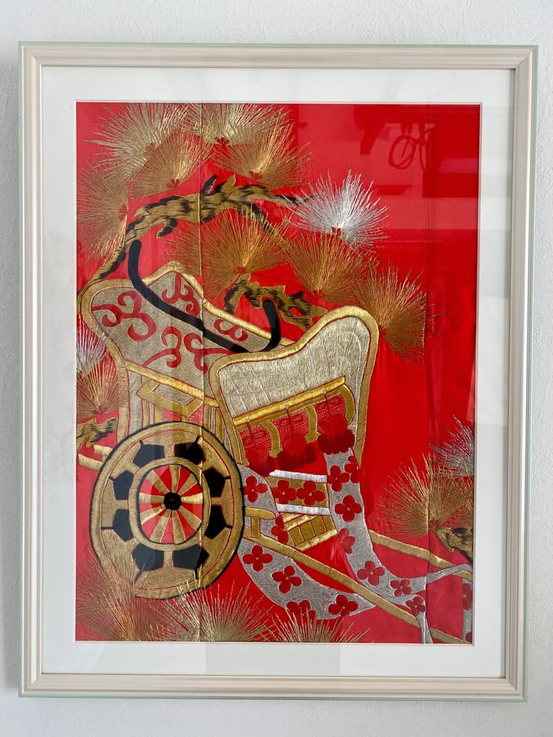 品番056　刺繍着物 和モダン 和風インテリア 御所車 プレゼント 縁起物 額装インテリア made in japan