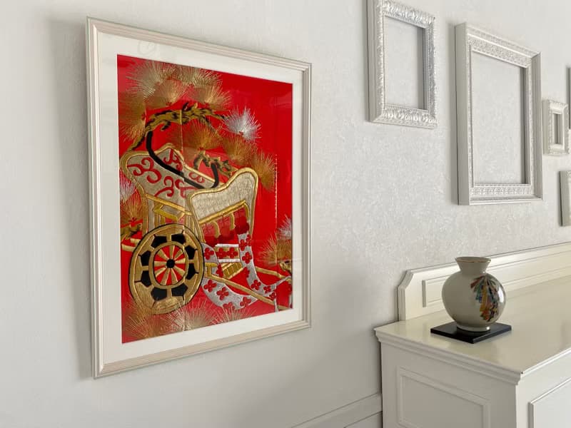 品番056　刺繍着物 和モダン 和風インテリア 御所車 プレゼント 縁起物 額装インテリア made in japan