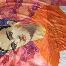 Frida Kahlo帶著紅色圍巾