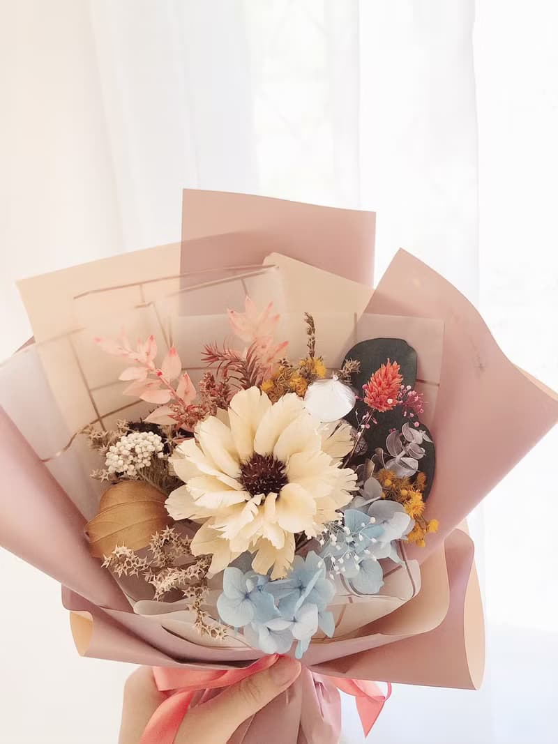 羽毛太陽花 向日葵畢業花束 畢業禮物 滿天星 乾燥花 交換禮物