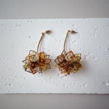 茶金 花球垂墜式樹脂耳環