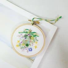 倒吊草花花束 手刺繡框掛飾