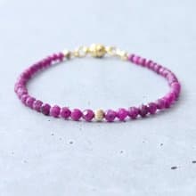 【日本製】天然ルビー ブレスレット – 14kgfビーズ / マグネット留め具 / 金属アレルギー対応