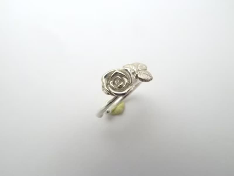 薔薇のイヤーカフ