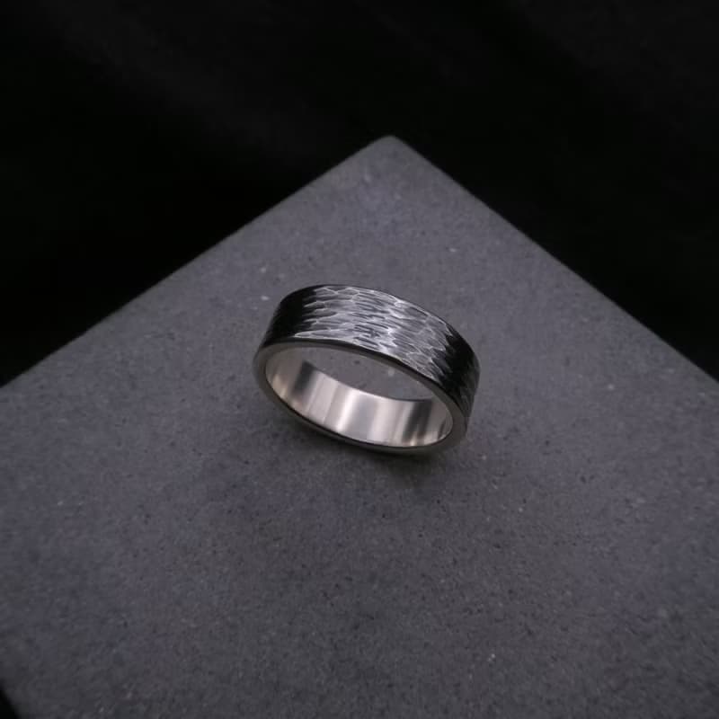 沙丘(黑) 純銀鍛敲戒指 - 寬6.5mm - 可免費修改戒圍一次