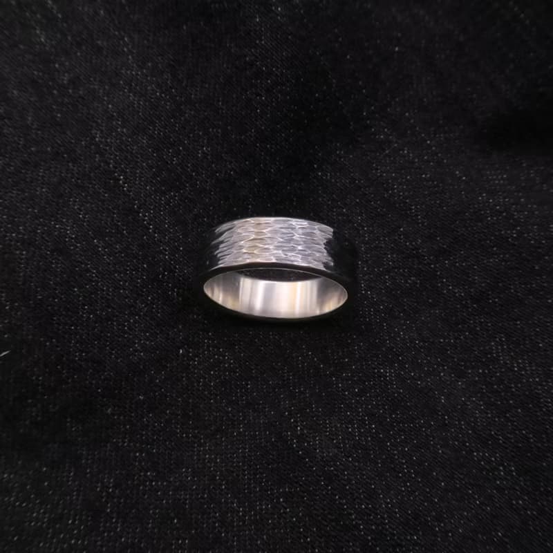 沙丘(黑) 純銀鍛敲戒指 - 寬6.5mm - 可免費修改戒圍一次