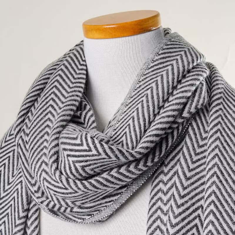 【厚款】喀什米爾羊毛圍巾/披肩 深灰山形紋 厚款 手工機織