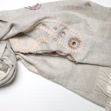 【精品禮盒】釘珠喀什米爾水煮羊毛刺繡圍巾披肩拼透紗淺米灰蕾絲