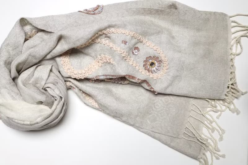 【精品禮盒】釘珠喀什米爾水煮羊毛刺繡圍巾披肩拼透紗淺米灰蕾絲