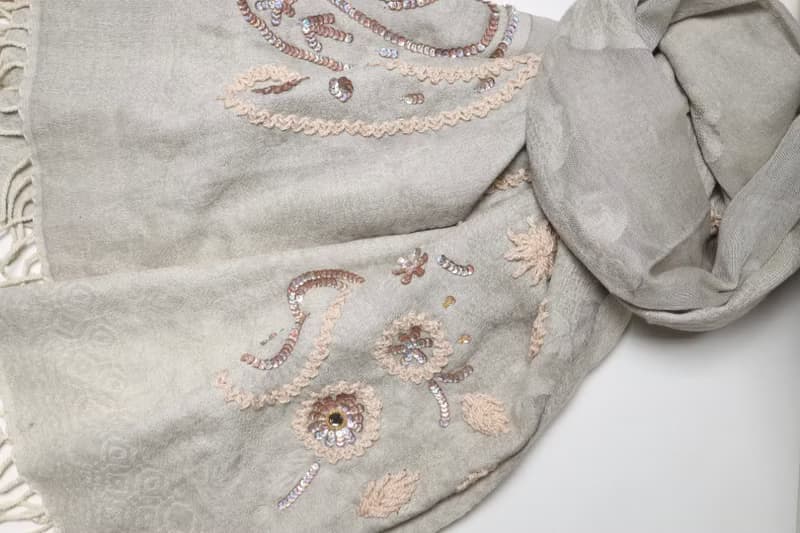【精品禮盒】釘珠喀什米爾水煮羊毛刺繡圍巾披肩拼透紗淺米灰蕾絲
