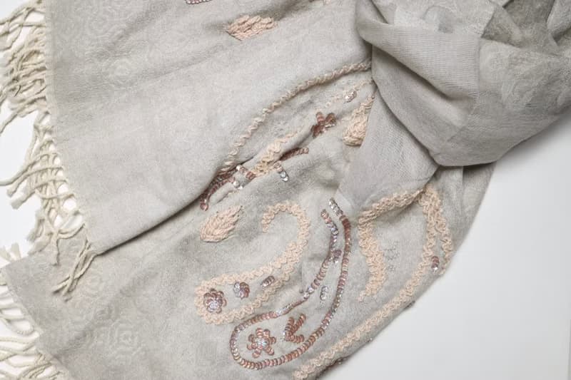 【精品禮盒】釘珠喀什米爾水煮羊毛刺繡圍巾披肩拼透紗淺米灰蕾絲