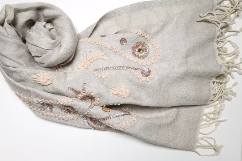 【精品禮盒】釘珠喀什米爾水煮羊毛刺繡圍巾披肩拼透紗淺米灰蕾絲