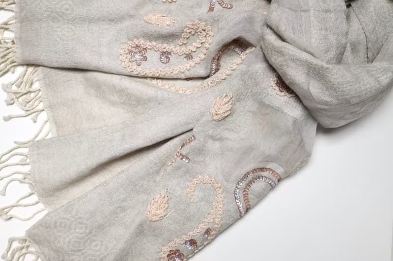 【精品禮盒】釘珠喀什米爾水煮羊毛刺繡圍巾披肩拼透紗淺米灰蕾絲