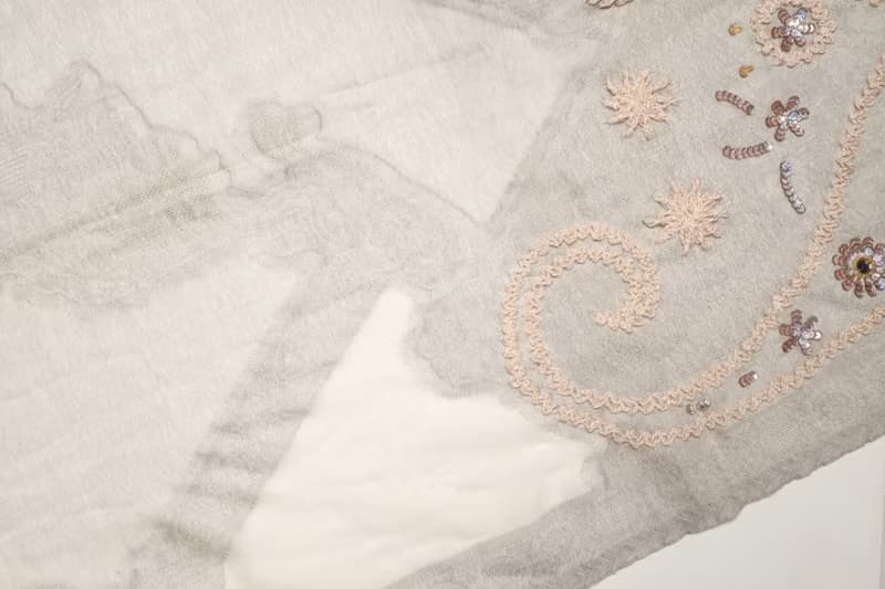 【精品禮盒】釘珠喀什米爾水煮羊毛刺繡圍巾披肩拼透紗淺米灰蕾絲